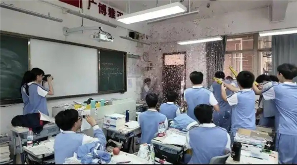 高考前的最后一课“泪点满满” 学生献花泪别恩师，老师点灯“照亮前路”